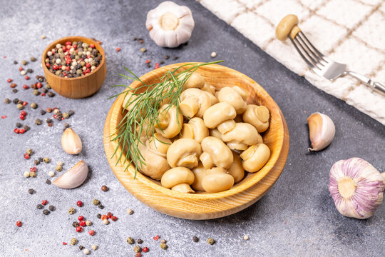 Marinating whole mushrooms with dill, garlic, and peppercorns