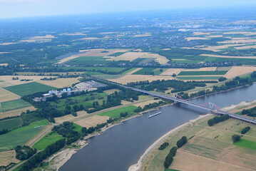 Fototapeta premium Blick auf Südbrücke über Rhein in Düsseldorf von oben, Deutschland