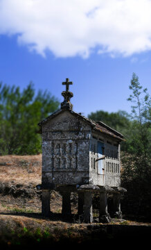 Traditionally, granaries &ndash; also known as &lsquo;h&oacute;rreos&rsquo; or &lsquo;cabazos&rsquo; in Galicia &ndash; used for storing the maize harvest. Small buildings standing on stilts for drying the maize. With cross or fertility symbol