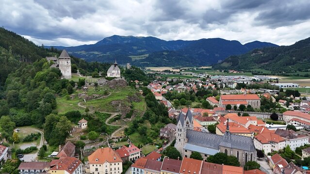 Friesach in K&auml;rnten, mit Blick auf den Petersberg mit der Peterskirche und der Ruine Schloss Petersberg 