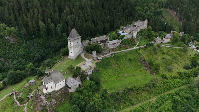 Burgruine Schloss Petersberg aus der Drohnenperspektive 