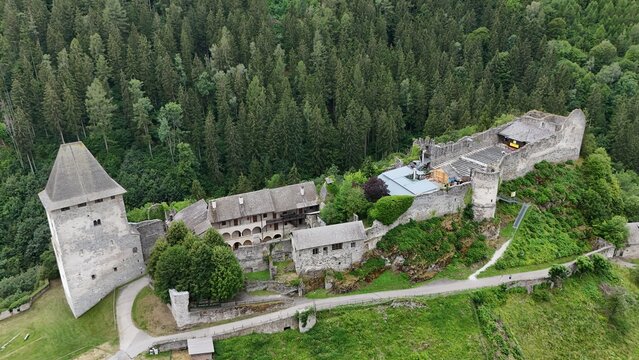 Blick auf die Burgruine Schloss Petersberg 