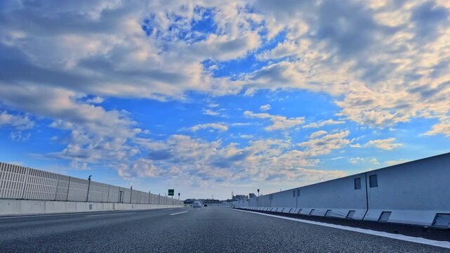 首都高速道路のトンネル内を走行する自動車の車載カメラ風景