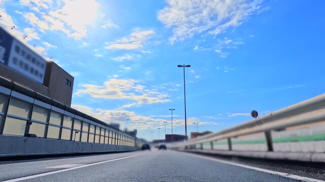 首都高速道路のトンネル内を走行する自動車の車載カメラ風景