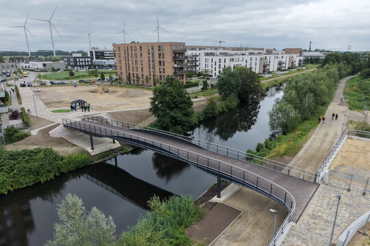 Hamburg Bergedorf, Neubaugebiet Am Schilfpark mit Schleusengraben und neuer Br&uuml;cke
