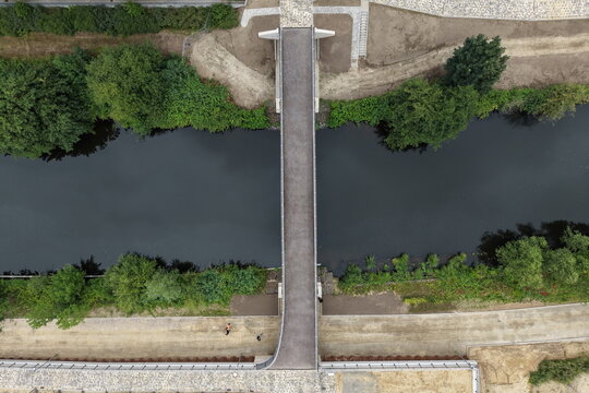 Hamburg Bergedorf, Neubaugebiet Am Schilfpark mit Schleusengraben und neuer Br&uuml;cke