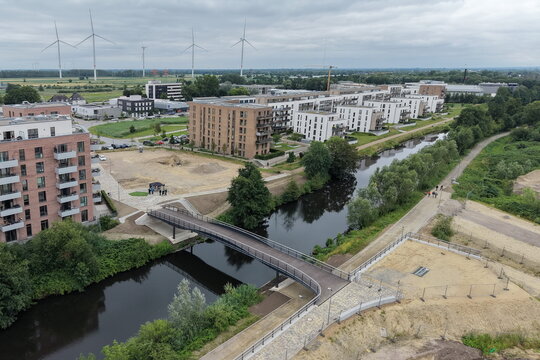 Hamburg Bergedorf, Neubaugebiet Am Schilfpark mit Schleusengraben und neuer Br&uuml;cke