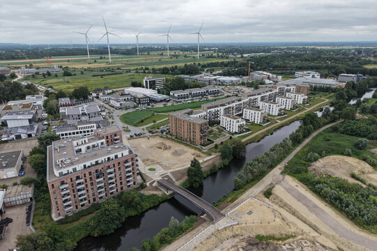 Hamburg Bergedorf, Neubaugebiet Am Schilfpark mit Schleusengraben und neuer Br&uuml;cke