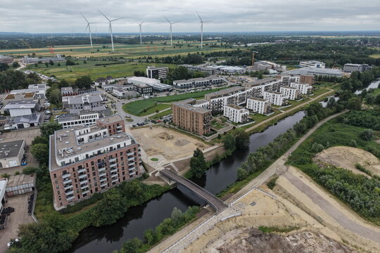 Hamburg Bergedorf, Neubaugebiet Am Schilfpark mit Schleusengraben und neuer Br&uuml;cke