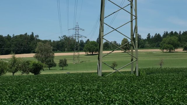 Stromversorgung Hochspannungsmasten in der Schweiz, Schweizer Stromnetz transportiert Energie mit Hochspannungsleitungen um den elektrischen Energiebedarf abzudecken