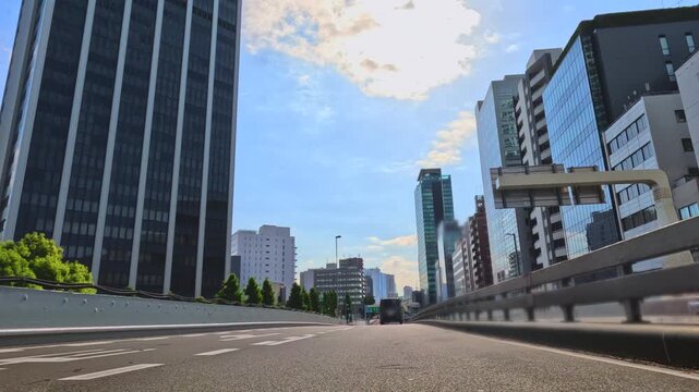 首都高速道路のトンネル内を走行する自動車の車載カメラ風景