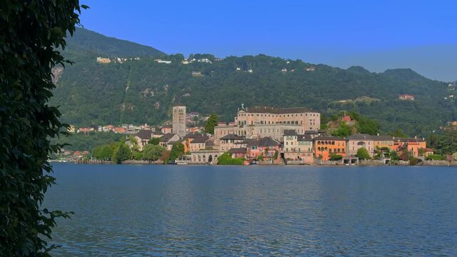  isola di orta san giulio con barca, italia