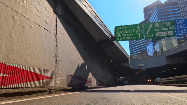 首都高速道路のトンネル内を走行する自動車の車載カメラ風景