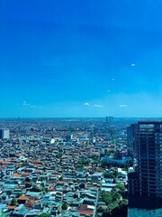 Fototapeta premium Panoramic view of a densely populated city skyline under a clear blue sky