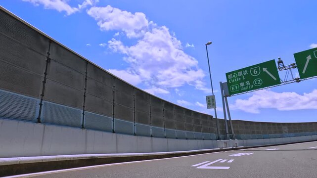 首都高速道路のトンネル内を走行する自動車の車載カメラ風景