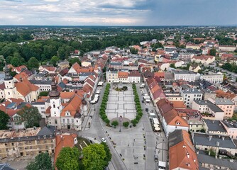 Panoramiczny widok Pszczyny wykonany z drona. Historyczne centrum miasta, zabytkowa architektura, tereny zielone oraz wyjątkowy krajobraz południowej Polski. Idealne zdjęcie ilustrujące turystykę, pod © BMC