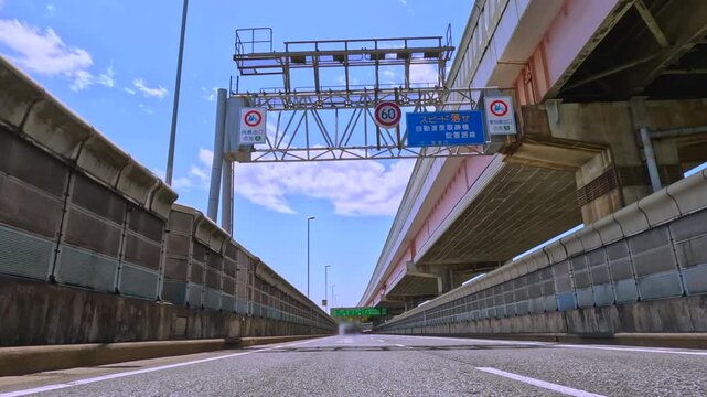 首都高速道路のトンネル内を走行する自動車の車載カメラ風景