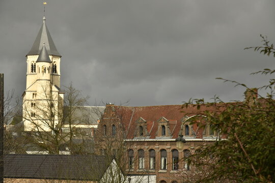 &Eacute;claircie sur la coll&eacute;giale Sainte-Gertrude contrastant avec les nuages gris &agrave; Nivelles (Brabant Wallon)