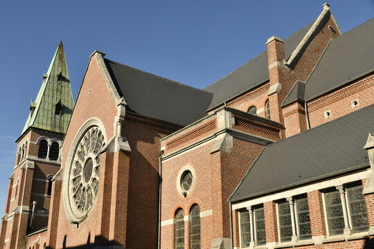 L'&eacute;glise Notre-Dame avec son clocher en toit pointu en cuivre &agrave; Nivelles (Brabant Wallon)