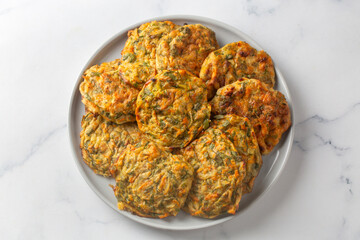 Naklejka premium Baked Turkish zucchini fritters known as mucver served on a ceramic plate