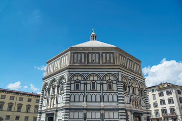 Obraz premium The landmark Baptistery of saint john on a blue sky sunny day in Florence italy