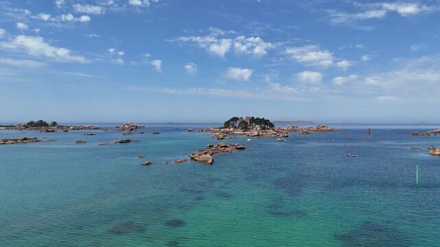 Magnifique vue sur la c&ocirc;te de granit rose depuis les airs &agrave; Tr&eacute;gastel