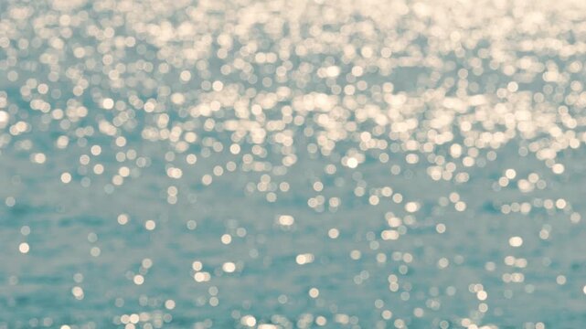 キラキラしたビーチの海の波　ぼかし背景