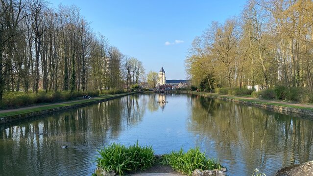 Reflet dans la pi&egrave;ce d'eau au d&eacute;but du printemps au parc de la Dodaine &agrave; Nivelles 
