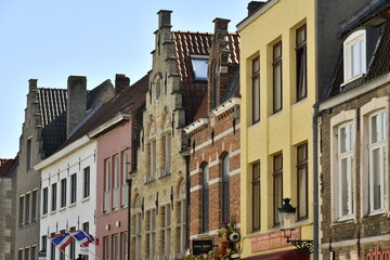 Obraz premium L'architecture typique à pignon parfois dentée des façades médiévales à Bruges 