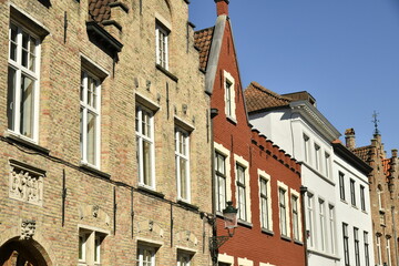 L'architecture des façades de maisons historiques parfois modifiée au fil du temps à Bruges (Brugges) © Photocolorsteph
