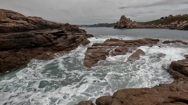 Magnifique vue sur la c&ocirc;te de granit rose depuis les airs &agrave; Tr&eacute;gastel