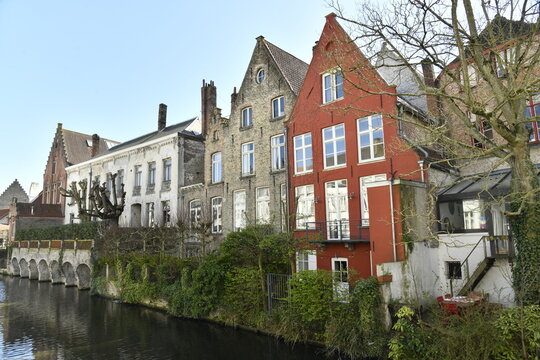 Fa&ccedil;ades arri&egrave;res des maisons le long d'un des canaux &agrave; Bruges (Brugge) 