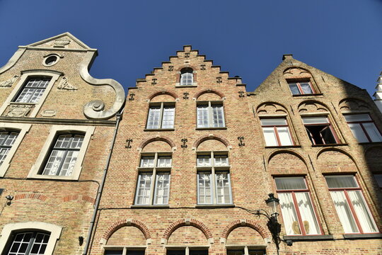 Fa&ccedil;ades de maisons historiques avec souvent &agrave; pignon dent&eacute;e &agrave; Bruges (Brugge)