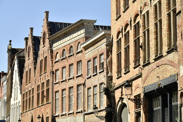L'architecture des façades de maisons historiques parfois modifiée au fil du temps à Bruges (Brugges) © Photocolorsteph