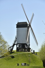 L'un des moulins à vent sur butte à Bruges (Brugge) © Photocolorsteph