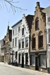 L'architecture des façades de maisons historiques parfois modifiée au fil du temps à Bruges (Brugges) © Photocolorsteph