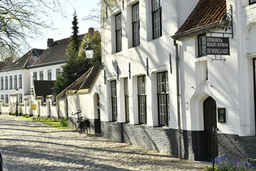 Fototapeta premium Les maisons typiques peintes à la chaux au béguinage de Bruges (Brugge) 