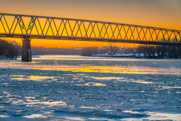 Obraz premium Ohio River in Marietta, Ohio at sunrise in the winter
