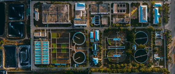 Obraz premium Wastewater treatment facility showing circular tanks and channels
