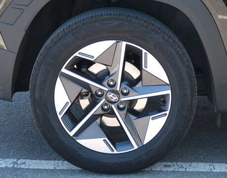 Hyundai Logo auf Hyundai 18 Zoll Auto Leichtmetall Felge mit Continental Bereifung, Oberglatt 12 Juli 2026