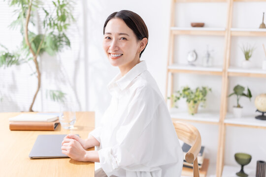 女性