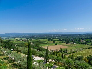 Obraz premium Landscapes of the Luberon - Ménerbes in Vaucluse - Botanical garden on the heights of the Citadel, is laid out in terraces with views of the Luberon vineyards, the Vaucluse mountains and Mont Ventoux 