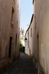 Obraz premium Narrow alleyway leading to Hospices de Beaune
