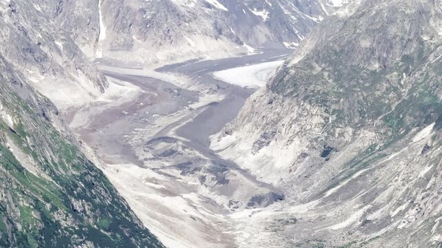 Deep glacial valley with a braided meltwater river