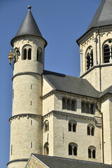 Fototapeta premium Le clocher et ses deux clochetons de l'imposante collégiale Sainte-Gertrude à Nivelles (Brabant Wallon)