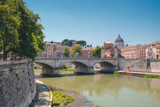 Most Ponte Vittorio Emanuele II na rzece Tybr w Rzymie z widokiem na Bazylikę św. Piotra w Watykanie w słoneczny majowy dzień