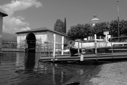 Embarcad&egrave;re et ponton sur les rives du lac de C&ocirc;me en noir et blanc