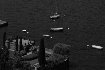 Vue plongeante sur des voiliers amarrés au bord du lac de Côme en noir et blanc © Cyril.Labourayre