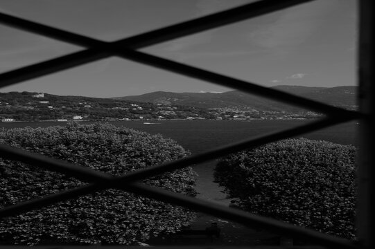 Vue du lac de C&ocirc;me &agrave; travers une structure m&eacute;tallique avec paysage panoramique en noir et blanc