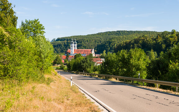 Stra&szlig;e L245 im Lautertal mit Blick auf Kloster Zwiefalten, Landkreis Reutlingen, Schw&auml;bische Alb